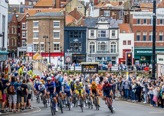 Cycling peloton going through Whitby town centre credit Sw.pix.com